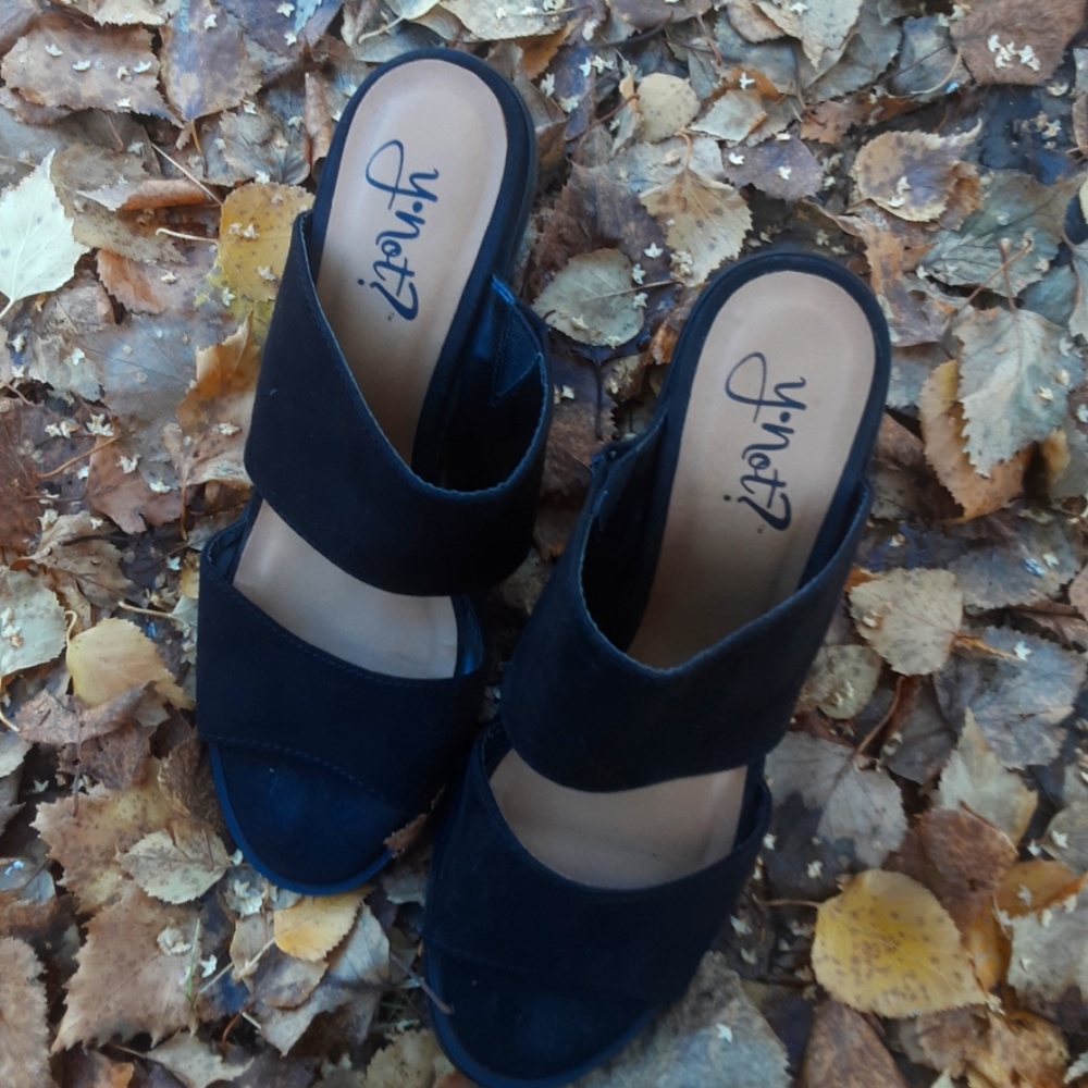 Woman's y.not Black Heels - Picture 4 of 7